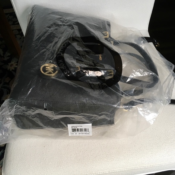 NWT Michael Kors Jet Set Travel Medium Leather EW Tote in Black - Picture 13 of 13